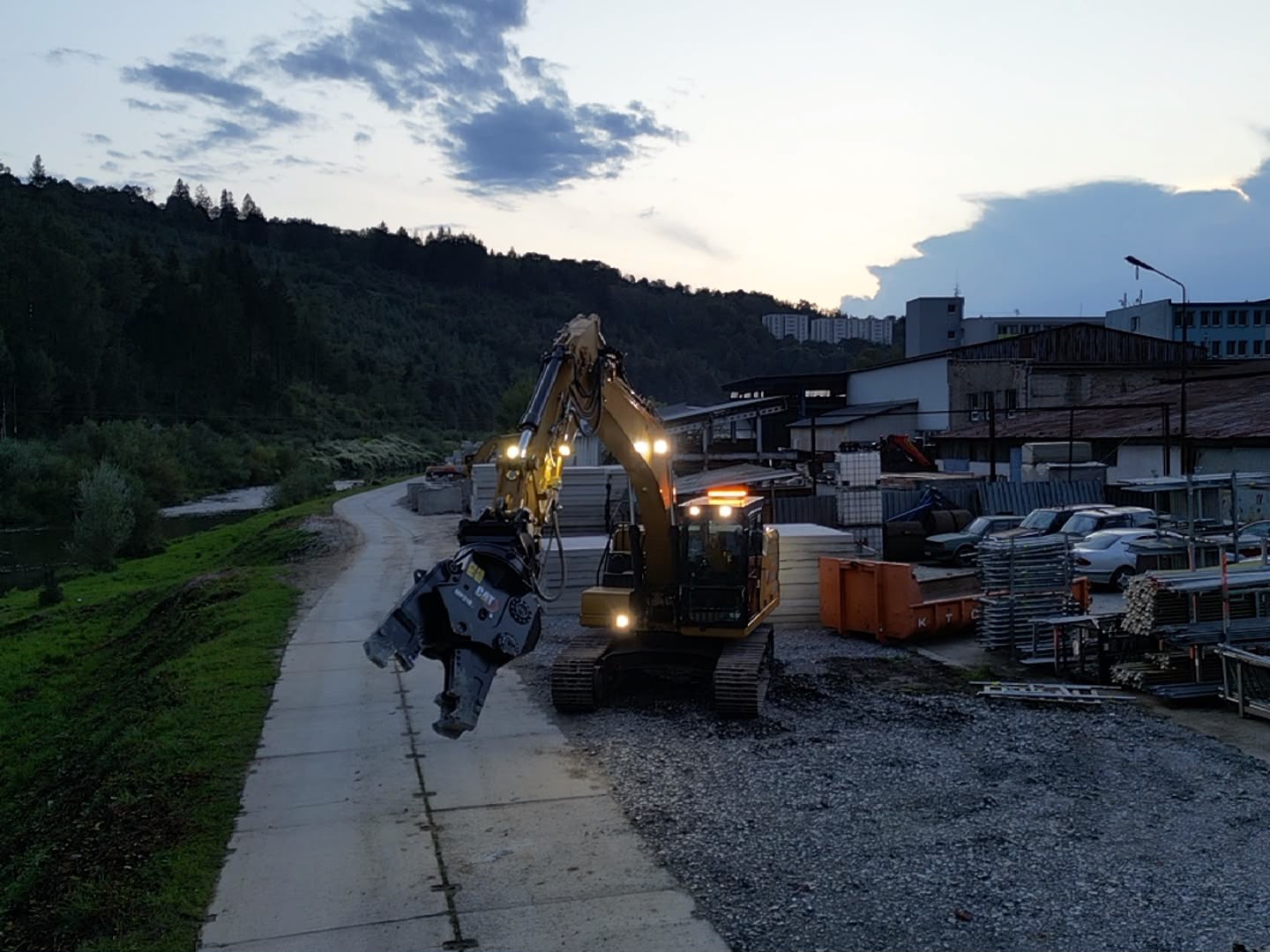 CAT 320 — pásové rýpadlo