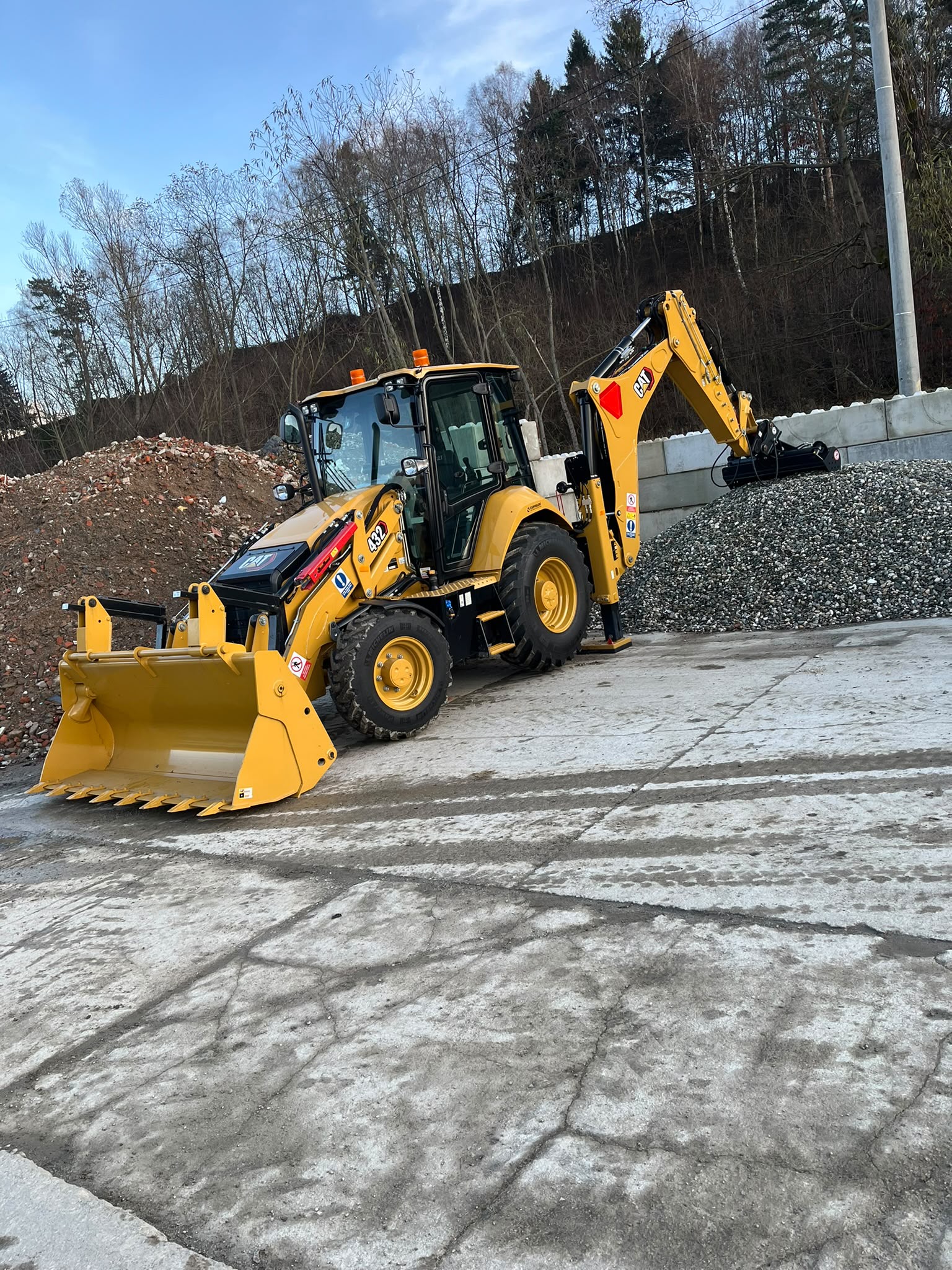 CAT 432 — rýpadlo-nakladač