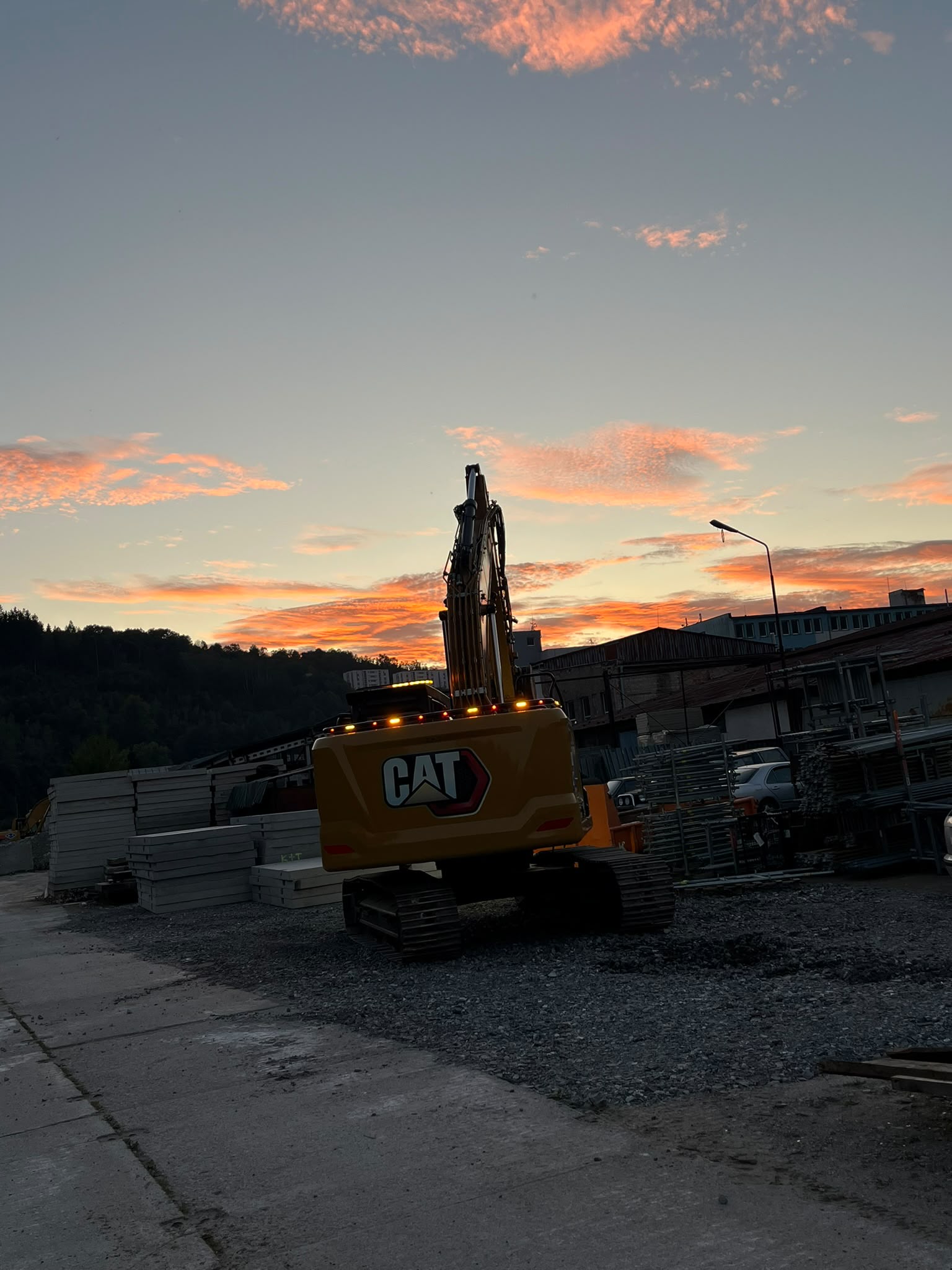 CAT 320 — stavebná mechanizácia K&T